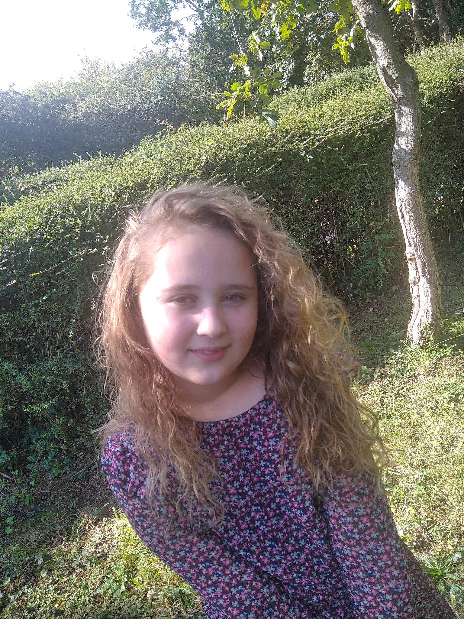 Shana participe au concours pour gagner de l'argent avec cette photo : botany, eye, face, fawn, grass, hair, hairstyle, happy, iris, joy, leaf, nature, people_in_nature, person, plant, smile, standing, sunlight, tree, vegetation