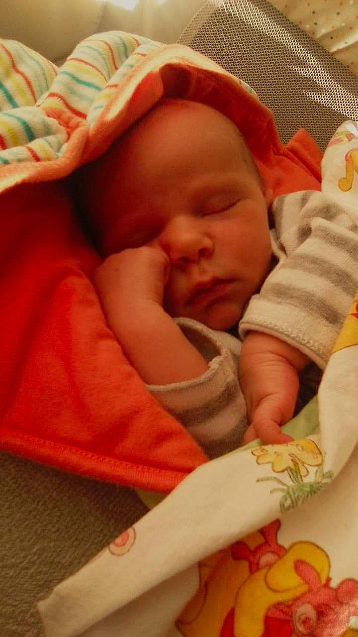 Lucas a rejoint le concours — aidez-le/la à gagner de superbes lots ! baby, baby_products, baby_sleeping, baby_toddler_clothing, bedding, bedtime, cheek, child, comfort, finger, head, human_body, linens, mouth, nap, nose, person, room, skin, thumb