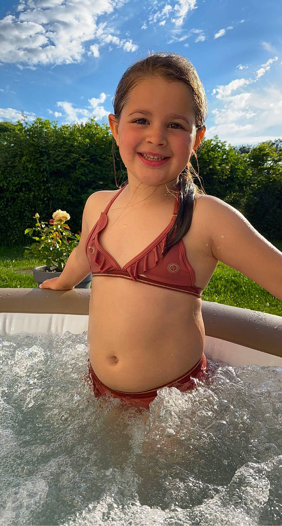 Lilyrose a rejoint le concours — aidez-le/la à gagner de superbes lots ! bathing, body_of_water, brassiere, cloud, hair, happy, head, joy, leisure, lingerie, muscle, person, plant, sky, smile, sunlight, swimsuit_bottom, swimsuit_top, swimwear, thigh