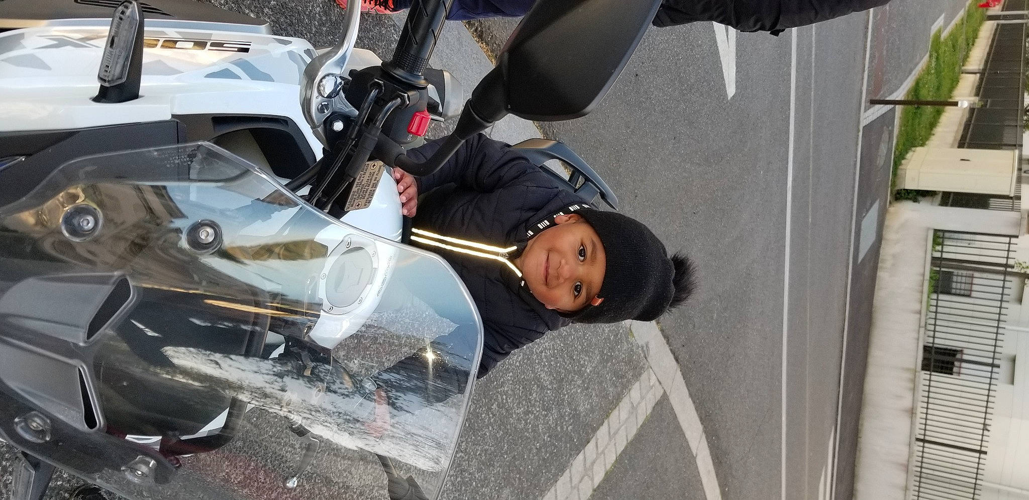 Kassim participe au concours pour gagner de l'argent avec cette photo : auto_part, automotive_design, automotive_exhaust, automotive_exterior, automotive_lighting, automotive_tire, automotive_wheel_system, bumper, car, fender, headgear, headwear, hood, joy, motor_vehicle, person, personal_luxury_car, rim, tire, vehicle