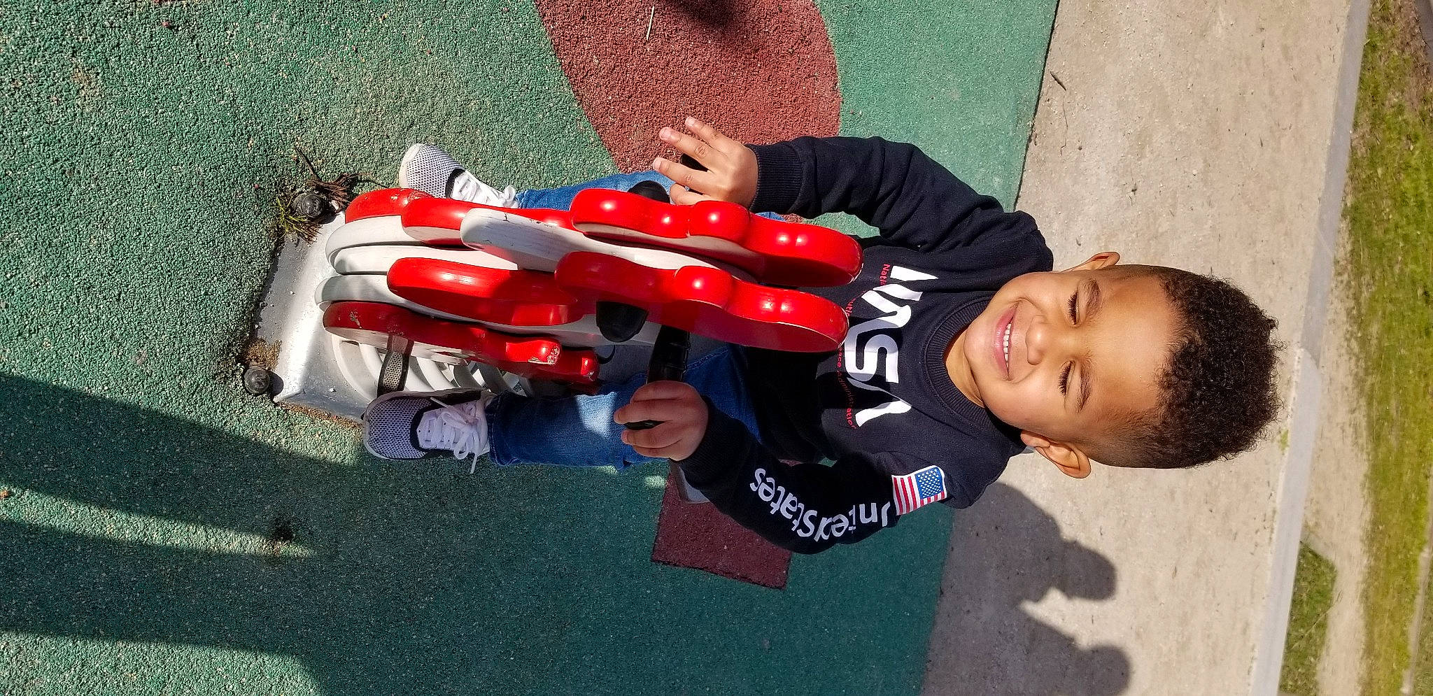 Kassim participe au concours pour gagner de l'argent avec cette photo : arm, baby_products, carmine, child, fun, happy, human_leg, joy, leisure, machine, person, plastic, recreation, smile, t_shirt, toddler, toy