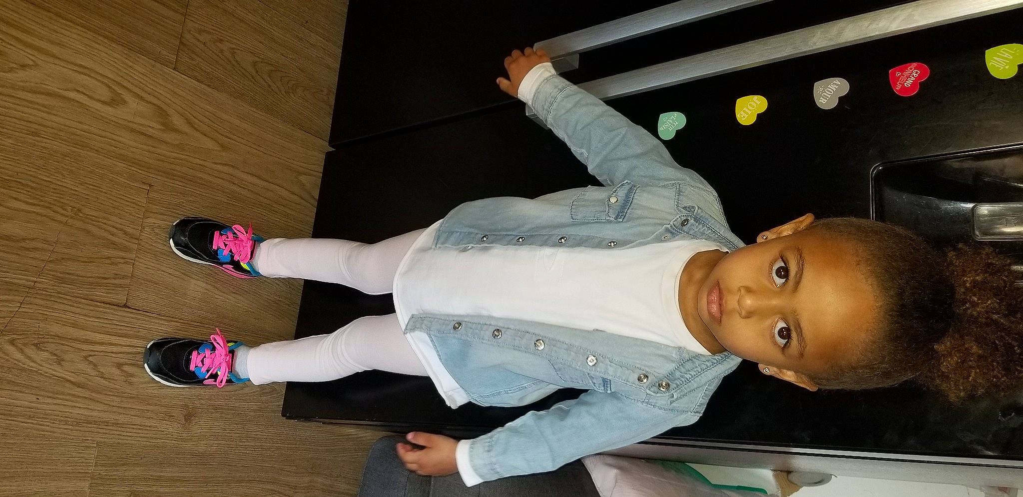 Inäya participe au concours pour gagner de l'argent avec cette photo : abdomen, carmine, chest, child, elbow, flooring, foot, fun, gesture, hardwood, human_leg, joint, knee, leg, person, sock, thigh, trunk, walking_shoe, white