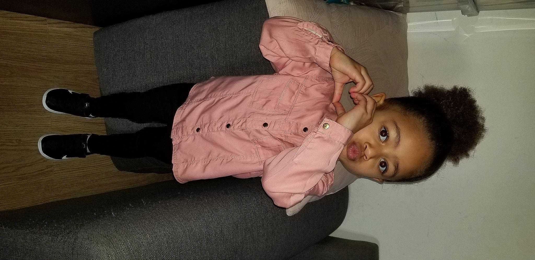 Inäya a rejoint le concours — aidez-le/la à gagner de superbes lots ! cheek, child, comfort, eye, flooring, fun, head, human_leg, joint, knee, lap, leg, person, sitting, sock, suit, thigh, toddler, tree, walking_shoe