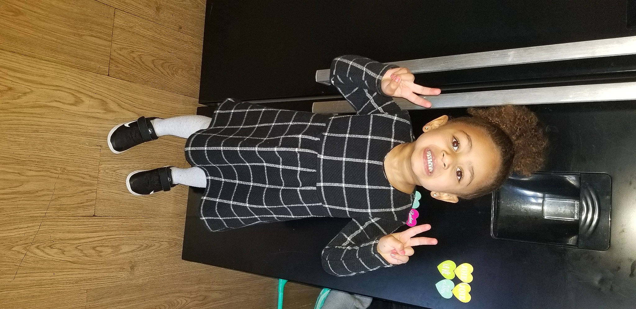 Inäya a rejoint le concours — aidez-le/la à gagner de superbes lots ! baby_toddler_clothing, child, finger, flooring, fun, happy, hardwood, joy, pattern, person, photography, room, sleeve, smile, snapshot, toddler, wood, wrist