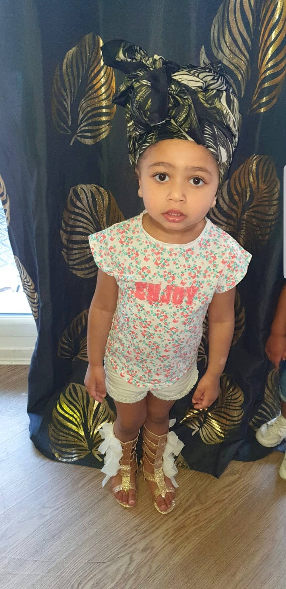 Inäya participe au concours pour gagner de l'argent avec cette photo : child, child_model, fawn, footwear, head, headgear, headwear, pattern, person, shoe, toddler