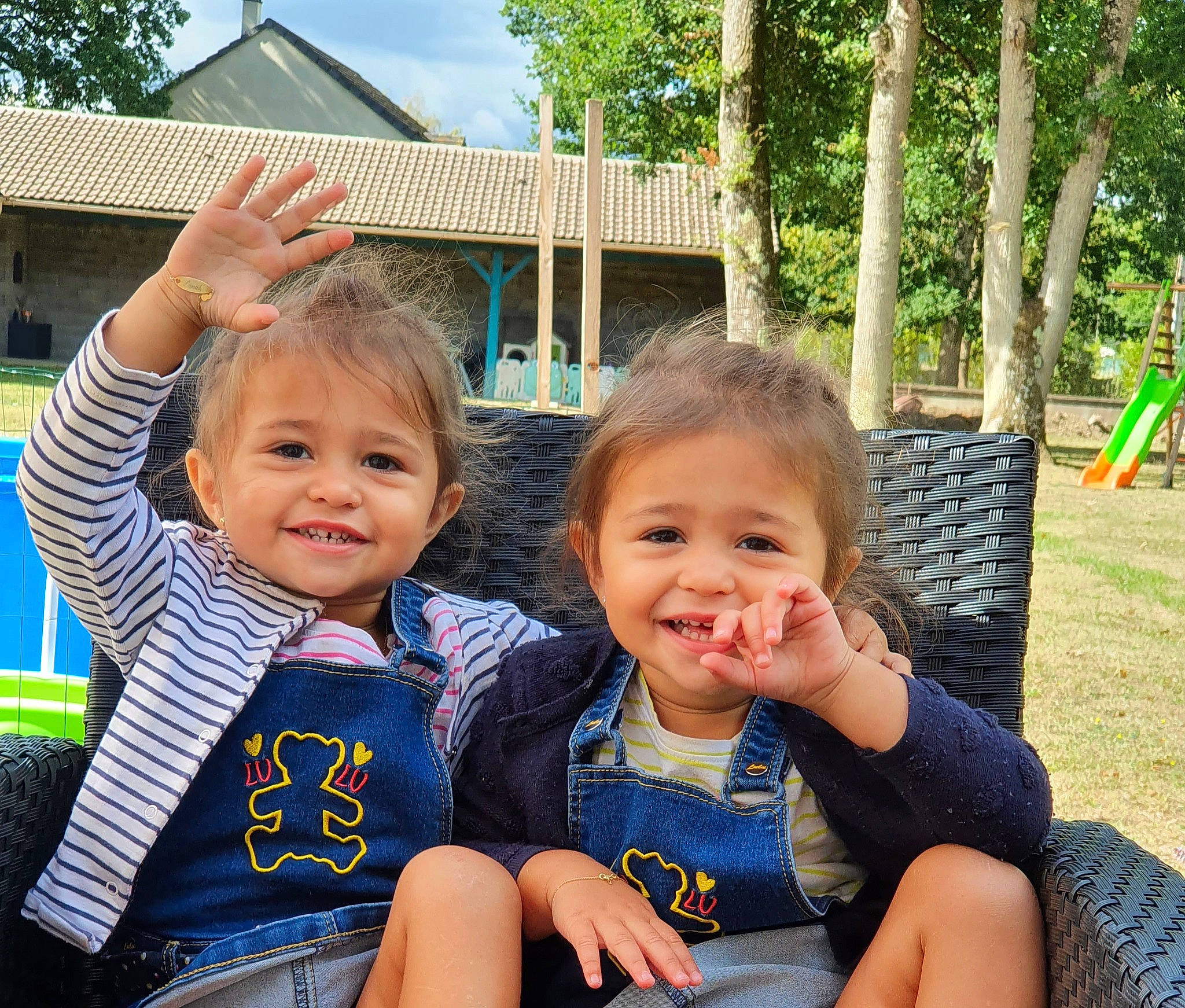 Shana Lanah a rejoint le concours — aidez-le/la à gagner de superbes lots ! child, finger, fun, grass, hand, happy, joy, leisure, people, person, play, playground, recreation, sibling, sitting, skin, smile, spring, summer, toddler