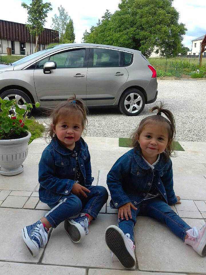 Shana Lanah participe au concours pour gagner de l'argent avec cette photo : car, child, city_car, compact_mpv, crossover_suv, family_car, honda, joy, luxury_vehicle, mid_size_car, minivan, person, peugeot, rim, sport_utility_vehicle, subcompact_car, vehicle, vehicle_door