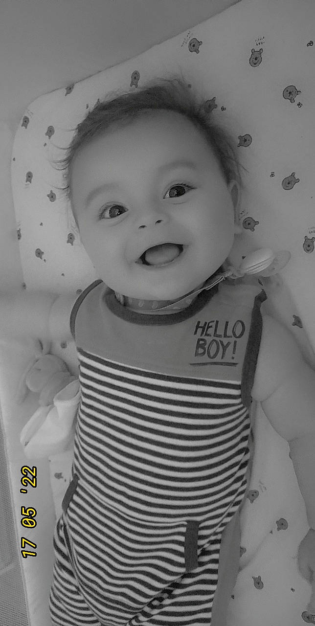 Elias a rejoint le concours — aidez-le/la à gagner de superbes lots ! baby, baby_toddler_clothing, beauty, black_and_white, cheek, child, eye, face, happy, head, monochrome, monochrome_photography, organ, people, person, product, sleeve, smile, style, toddler