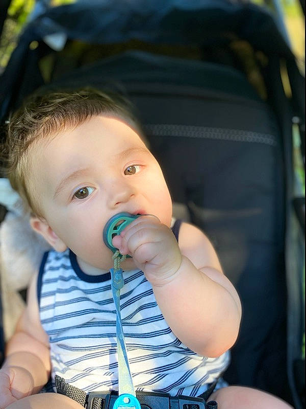 Elias a rejoint le concours — aidez-le/la à gagner de superbes lots ! baby, baby_carriage, baby_products, baby_toddler_clothing, cheek, child, drinkware, event, eye, fun, grass, happy, iris, leisure, lip, nail, person, product, sitting, skin