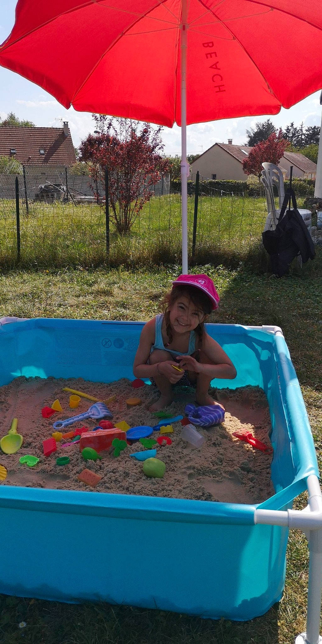 Atalya a rejoint le concours — aidez-le/la à gagner de superbes lots ! child, fun, joy, leisure, outdoor_play_equipment, person, play, sandpit