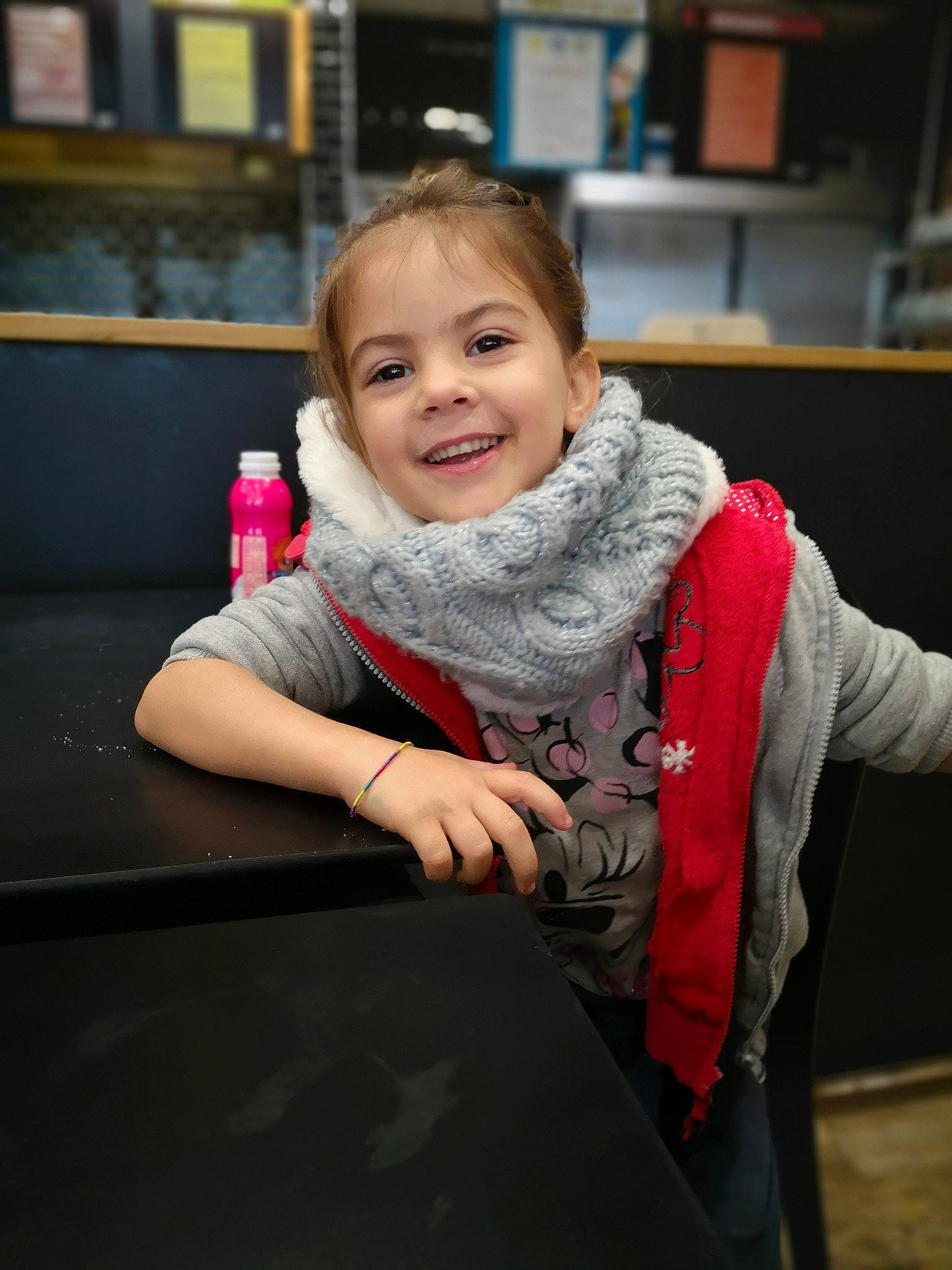 Atalya a rejoint le concours — aidez-le/la à gagner de superbes lots ! arm, cheek, child, child_model, face, facial_expression, finger, fun, hand, happy, head, joy, neck, people, person, photography, scarf, sitting, skin, smile