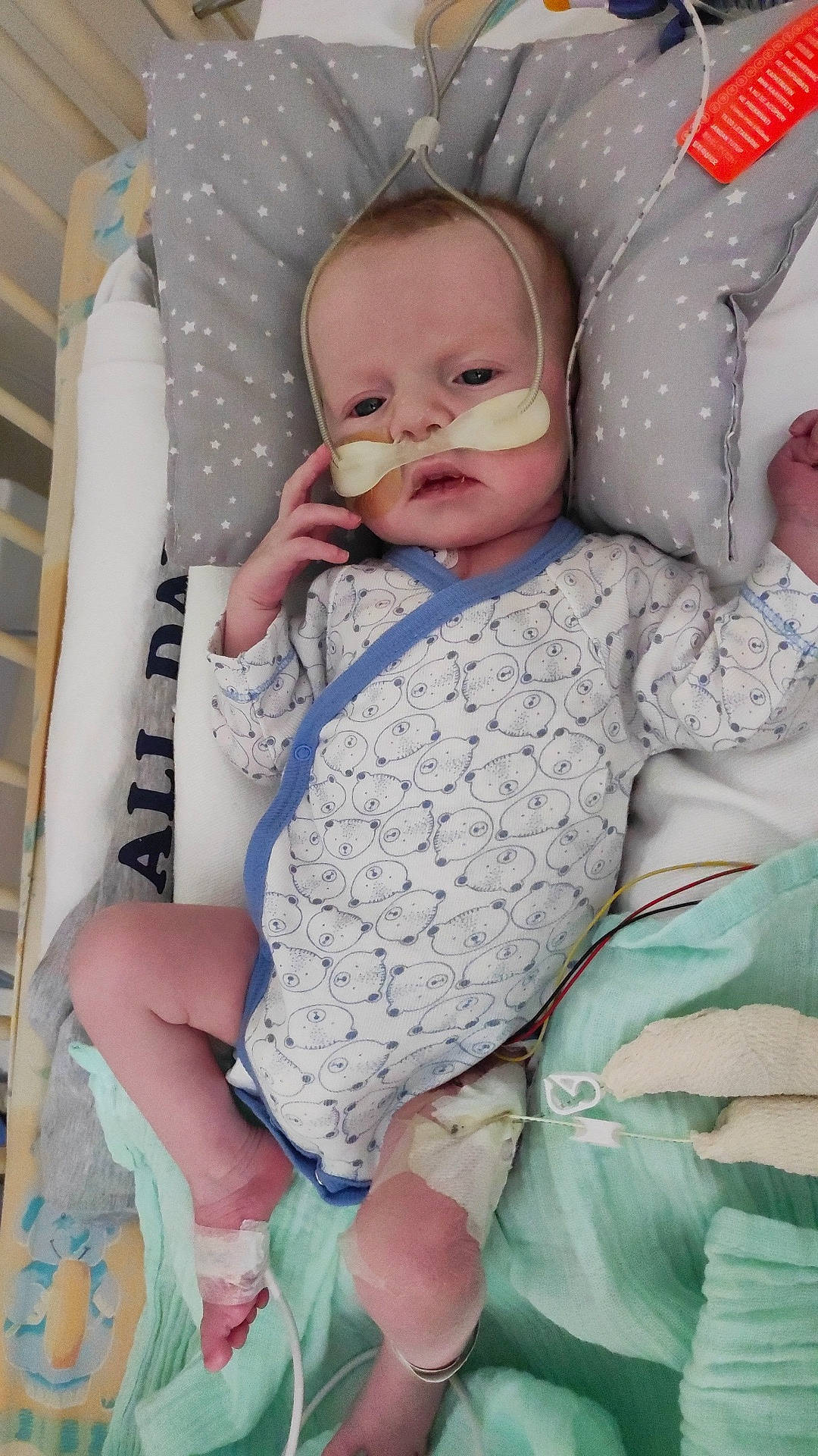 Mayron participe au concours pour gagner de l'argent avec cette photo : baby, baby_products, baby_safety, baby_sleeping, baby_toddler_clothing, bedding, cheek, child, comfort, face, iris, linens, pattern, person, room, sitting, skin, sleeve, thumb, toddler