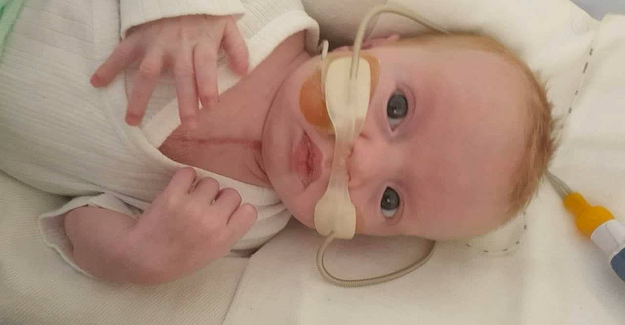 Mayron a rejoint le concours — aidez-le/la à gagner de superbes lots ! baby, baby_toddler_clothing, cheek, ear, eye, eyebrow, eyelash, face, facial_expression, finger, gesture, glasses, human_body, lip, mammal, mouth, neck, nose, person, skin