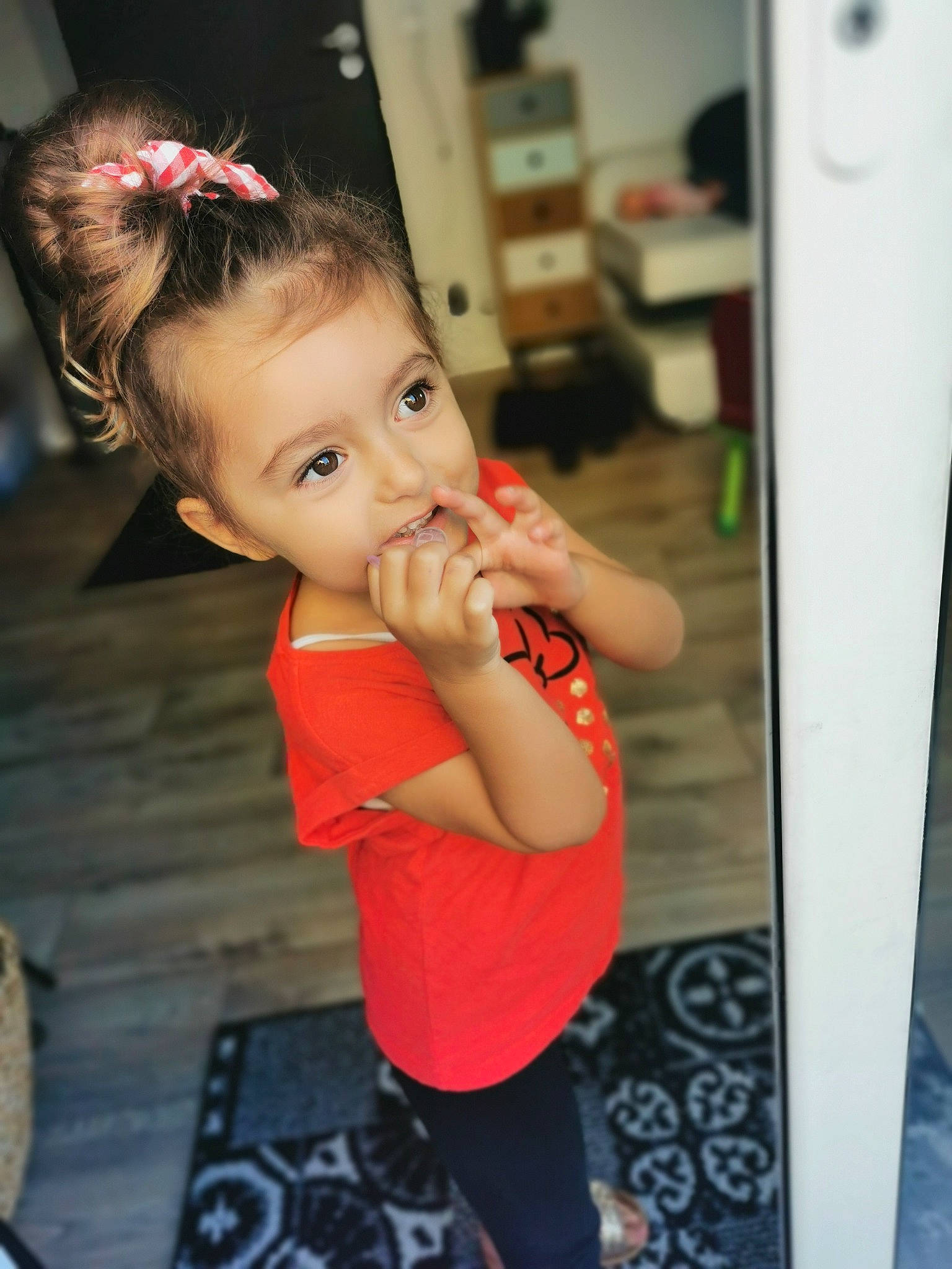 Sofia participe au concours pour gagner de l'argent avec cette photo : arm, blond, child, chin, event, eye, eyelash, flooring, fun, hair, hairstyle, happy, joint, leg, person, refrigerator, shoulder, skin, standing, t_shirt