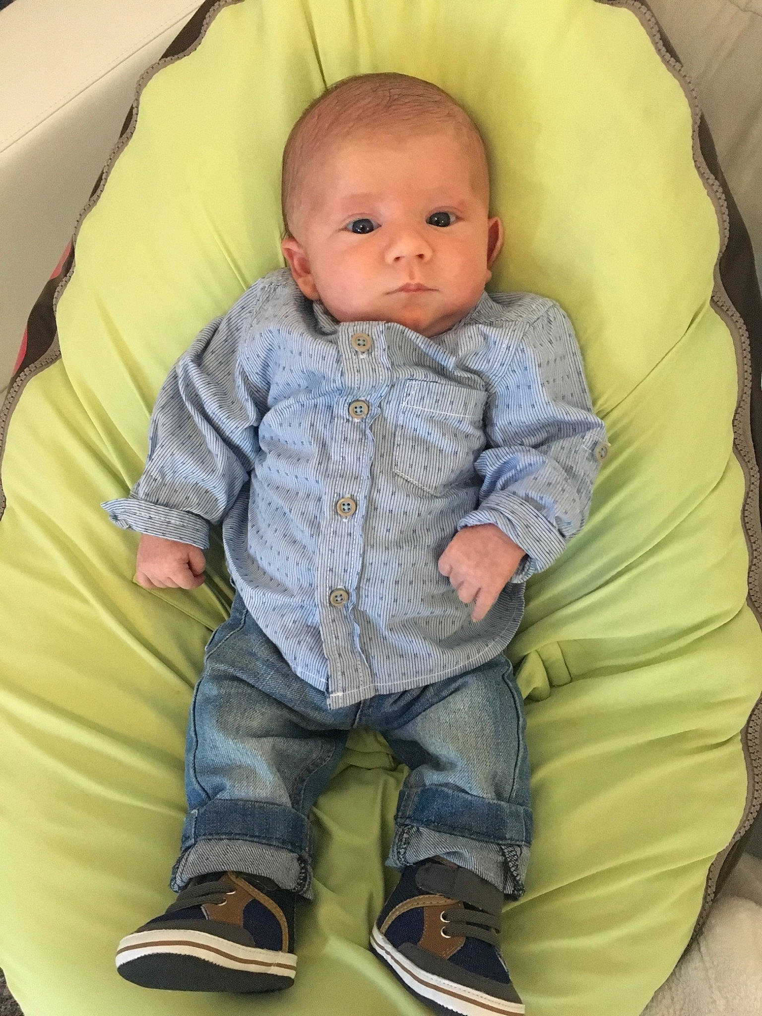 Tyméo participe au concours pour gagner de l'argent avec cette photo : baby, baby_in_car_seat, baby_products, cheek, child, comfort, eye, head, person, product, sitting, skin, smile, toddler