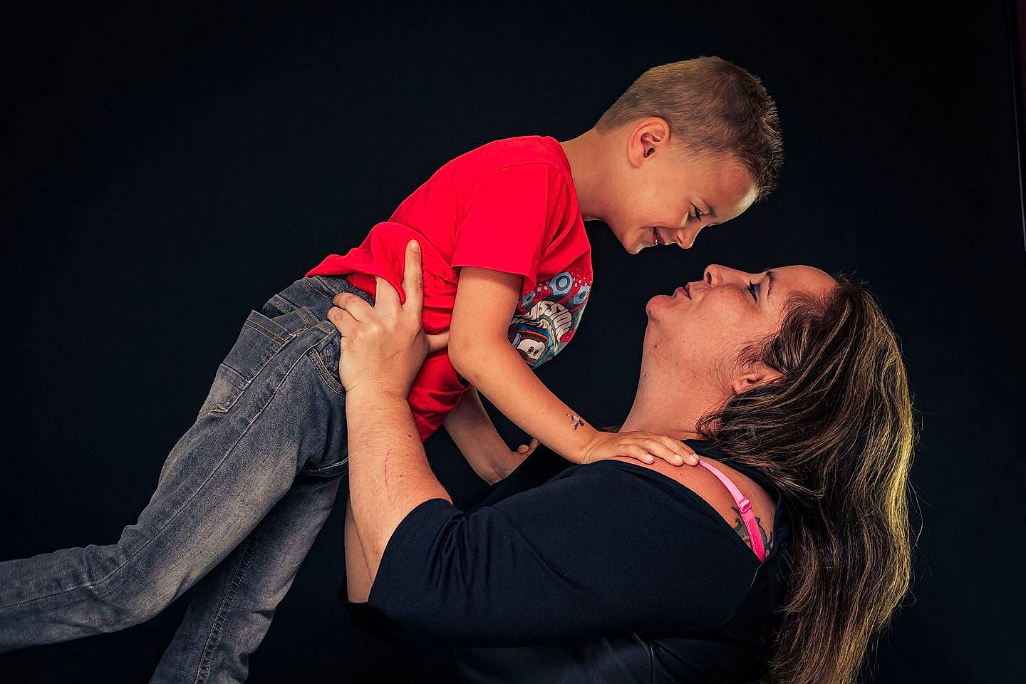 Keylian a rejoint le concours — aidez-le/la à gagner de superbes lots ! child, dance, event, flash_photography, hand, hug, interaction, joy, love, muscle, performance, performing_arts, person, photo_shoot, photography, red