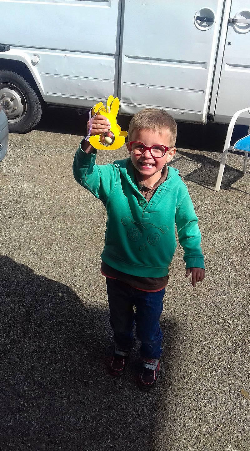 Keylian participe au concours pour gagner de l'argent avec cette photo : car, family_car, joy, person, plant, smile, vehicle