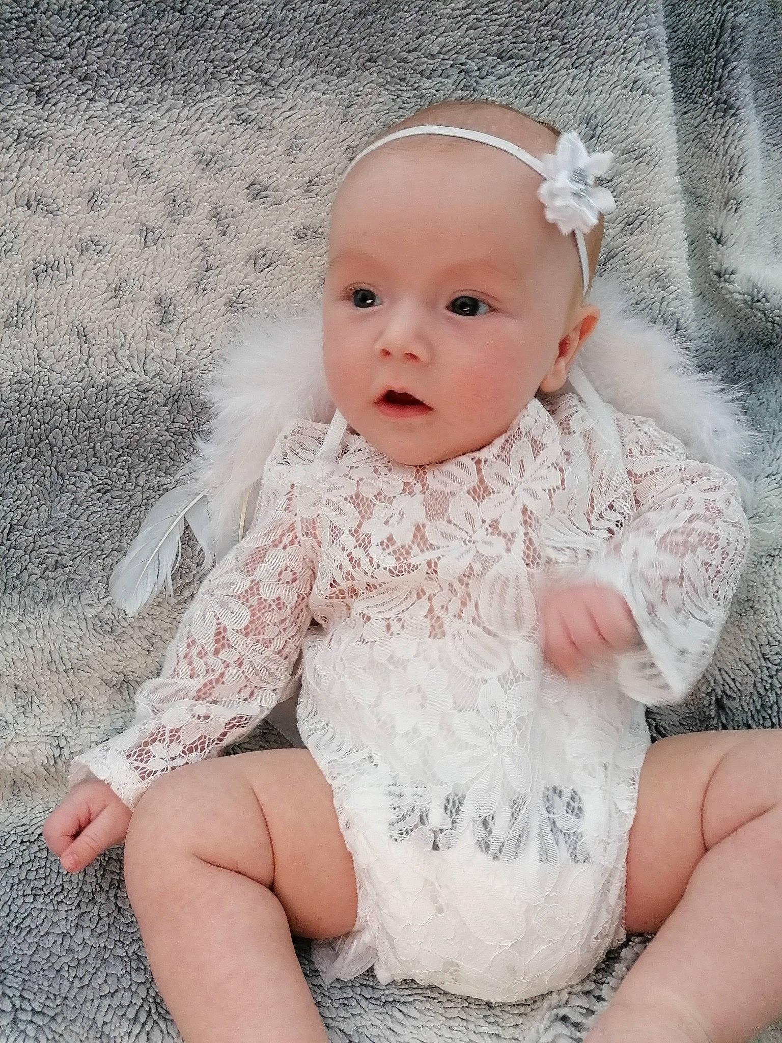 Blanche a rejoint le concours — aidez-le/la à gagner de superbes lots ! baby, baby_toddler_clothing, cheek, chin, dress, embellishment, eye, face, flash_photography, happy, head, headgear, headpiece, iris, lip, person, pink, skin, sleeve, surprise