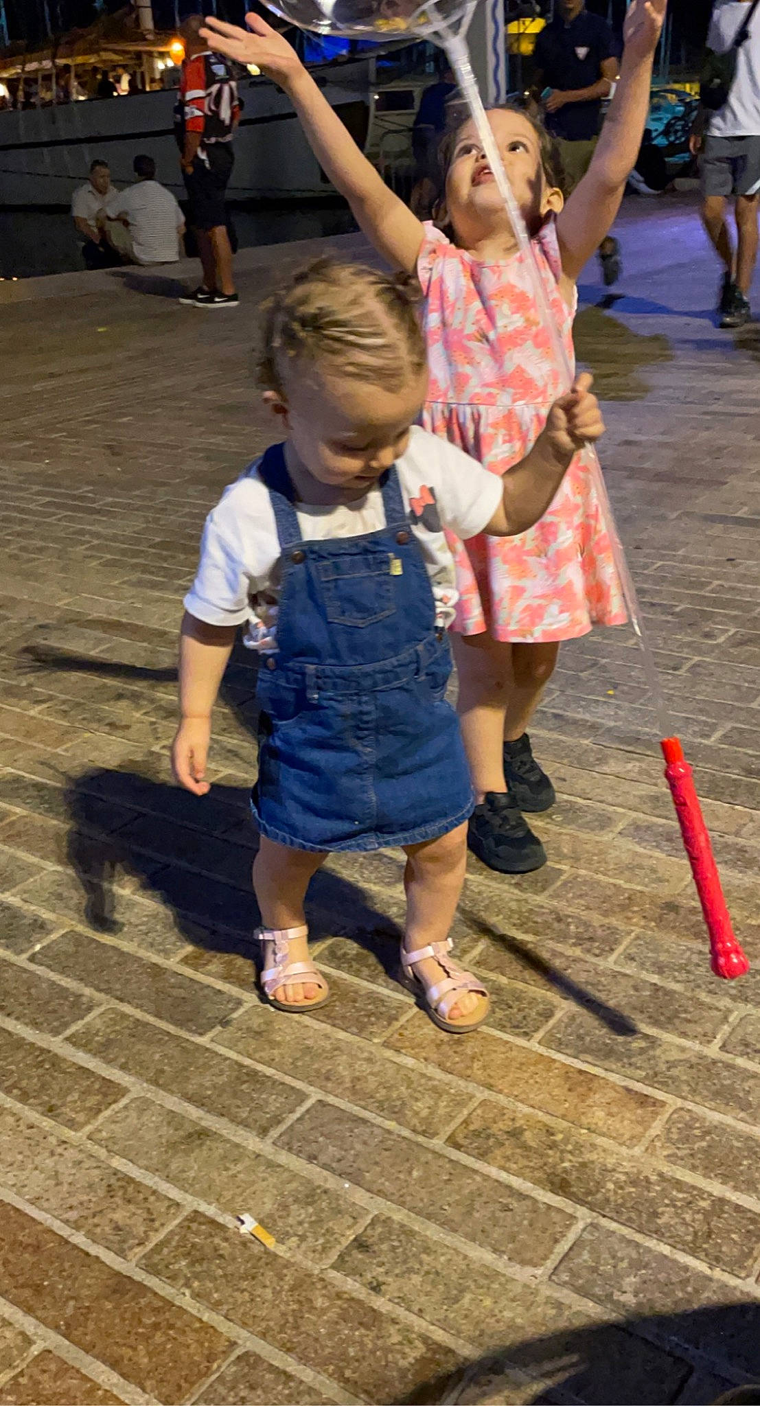 Yasmine a rejoint le concours — aidez-le/la à gagner de superbes lots ! child, dress, footwear, fun, gesture, grass, happy, leg, leisure, person, photograph, recreation, road_surface, sandal, shoe, skin, sneakers, summer, t_shirt, toddler