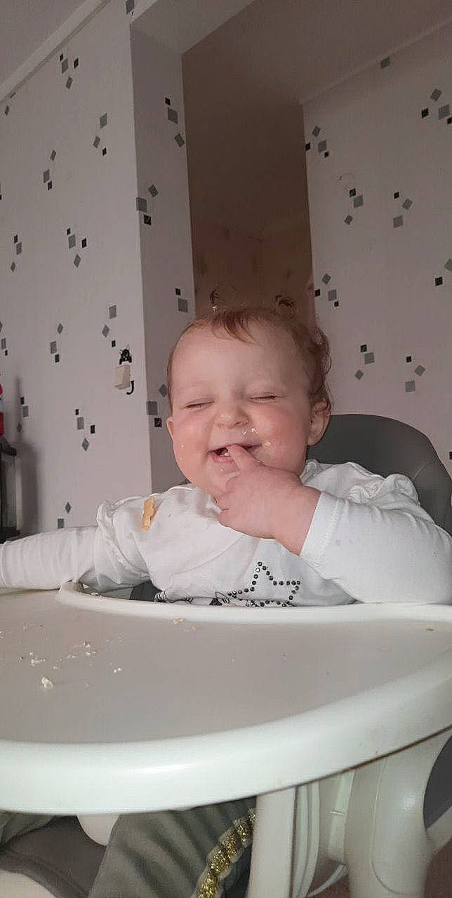 Yasmine participe au concours pour gagner de l'argent avec cette photo : baby, baby_laughing, baby_toddler_clothing, bathing, cheek, child, comfort, curtain, fun, hairstyle, happy, linens, person, room, sitting, skin, sleeve, smile, t_shirt, toddler