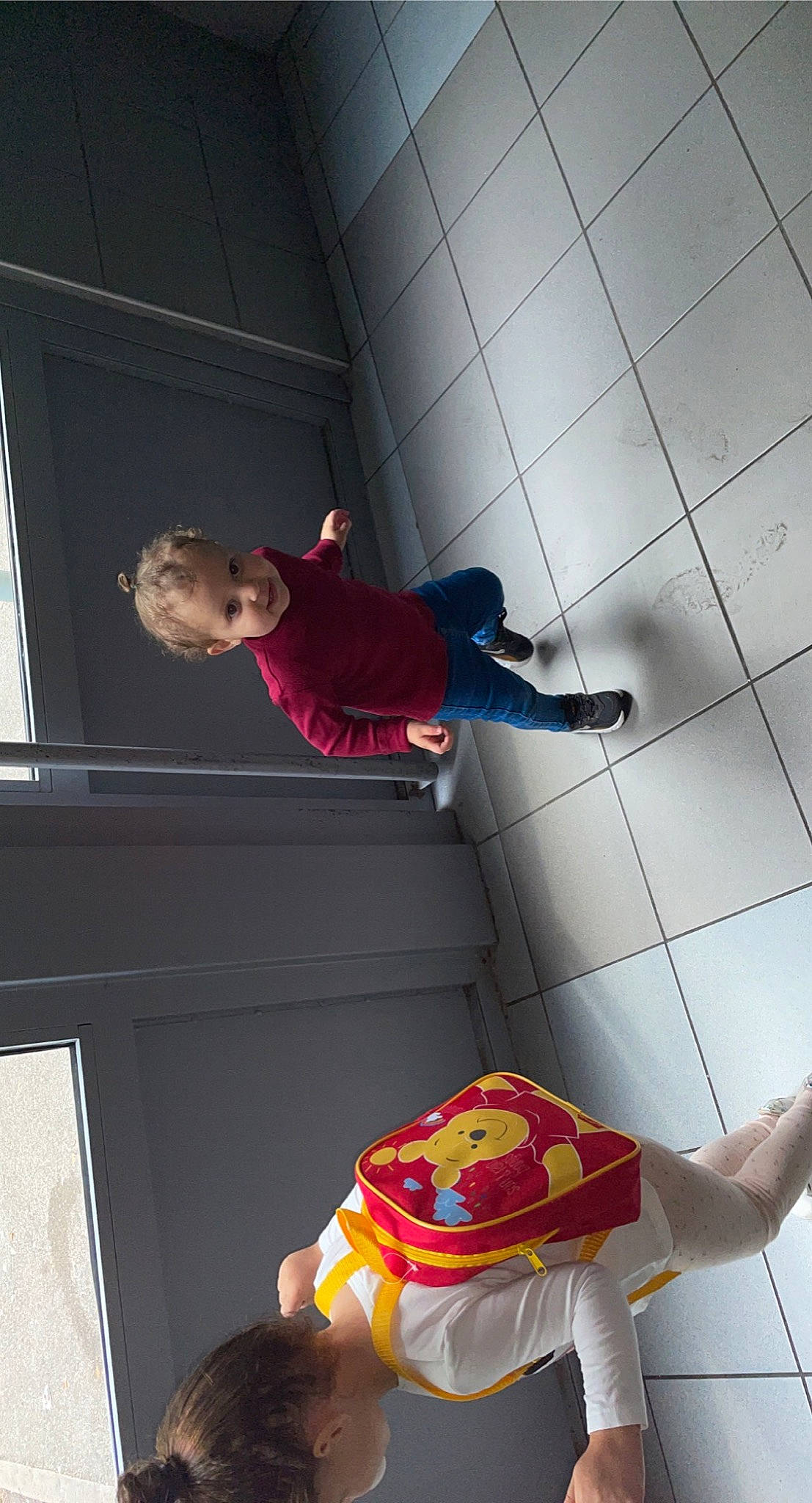 Yasmine a rejoint le concours — aidez-le/la à gagner de superbes lots ! carmine, ceiling, child, cleanliness, elbow, fictional_character, flooring, fun, joint, junk_food, knee, person, personal_protective_equipment, play, recreation, room, shorts, stuffed_toy, t_shirt, toddler