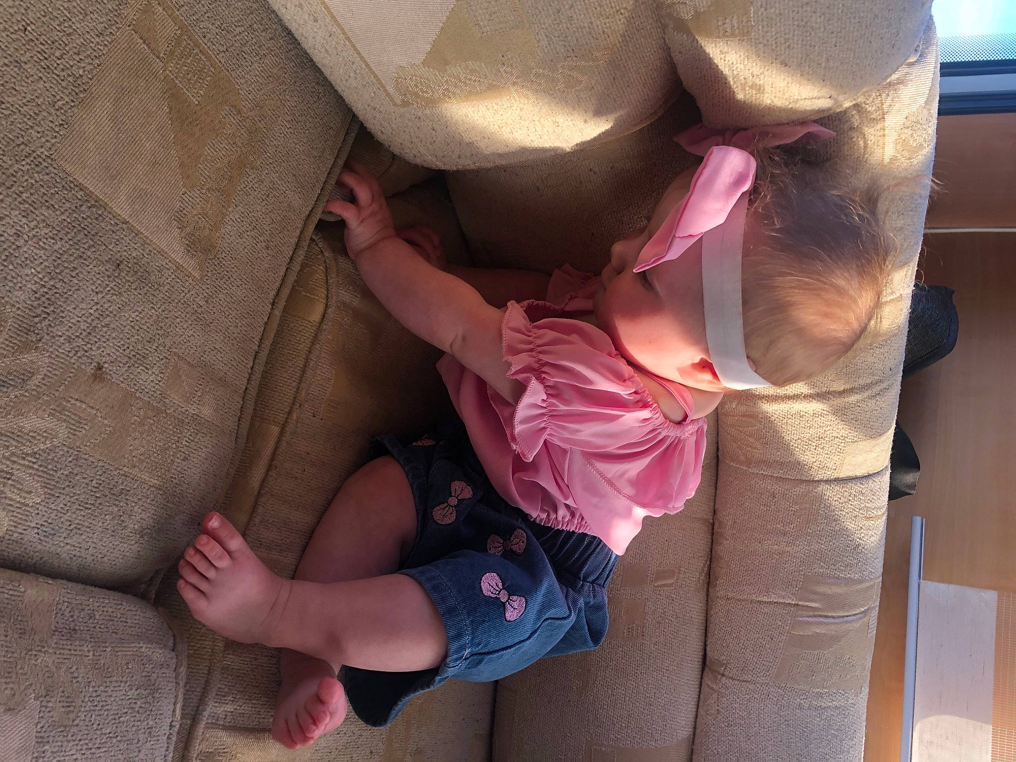 Kayla participe au concours pour gagner de l'argent avec cette photo : baby, baby_toddler_clothing, car_seat, child, comfort, foot, gesture, human_body, human_leg, knee, magenta, nail, person, pink, sitting, textile, thigh, thumb, toddler, vehicle_door