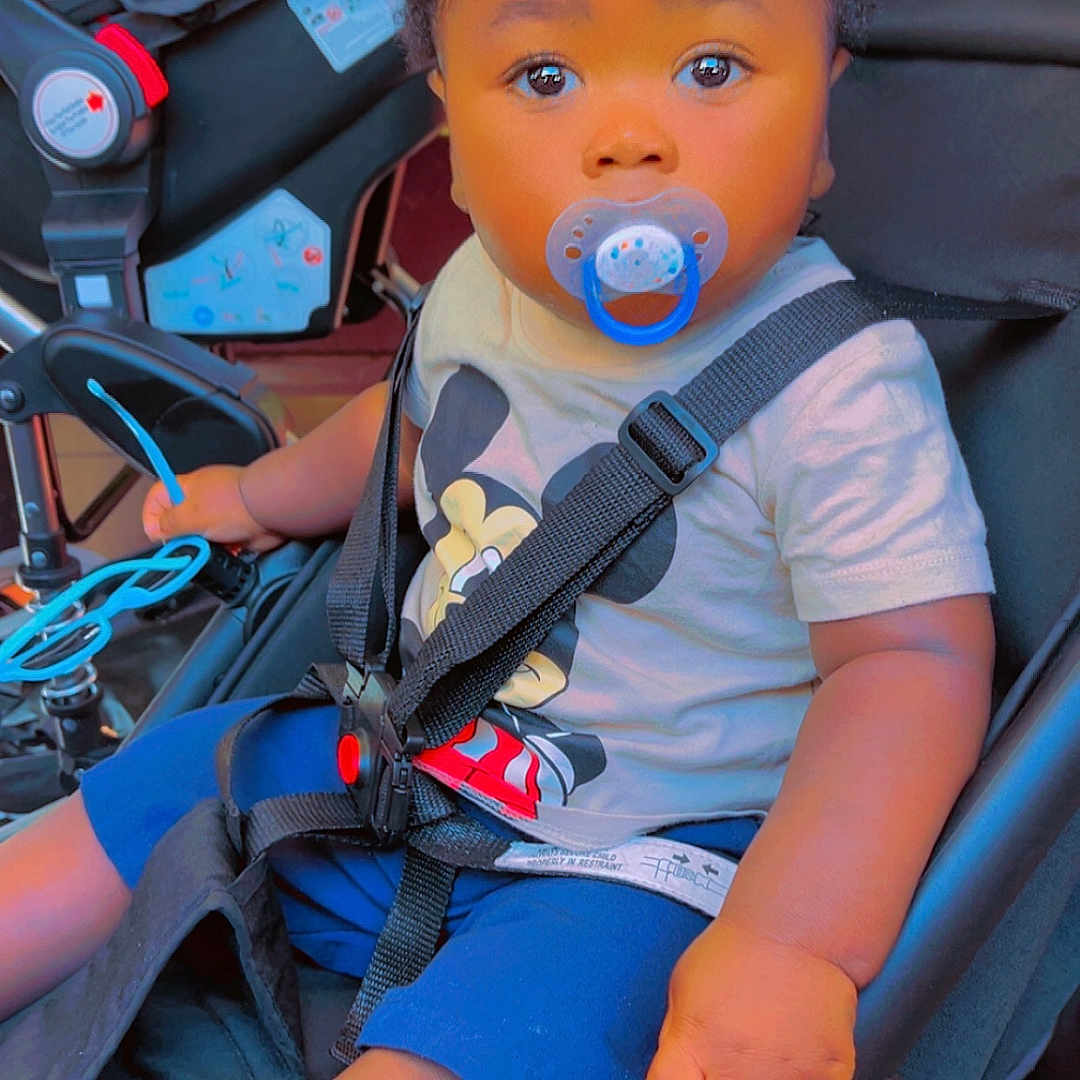Lucas-Joao Zayn participe au concours pour gagner de l'argent avec cette photo : baby, baby_clothing, blue, cap, child, cute, face, hand, infant, mickey_mouse, outdoor, pacifier, seatbelt, shirt, shorts, sitting, stroller, toddler, toy, young_child