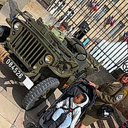 Lucas-Joao Zayn a rejoint le concours — aidez-le/la à gagner de superbes lots ! adult, baby, child, curious, daylight, flags, hat, historic_building, iron_gate, jeep, man, military_uniform, outdoor, pavement, person, shadow, stroller, sunglasses, vehicle, woman