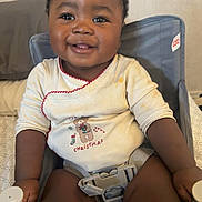 Lucas-Joao Zayn participe au concours pour gagner de l'argent avec cette photo : baby, child, smiling, happy, infant, face, clothing, chair, seatbelt, indoor, holiday, christmas, toddler, cute, person, skin, hand, head, sitting, home