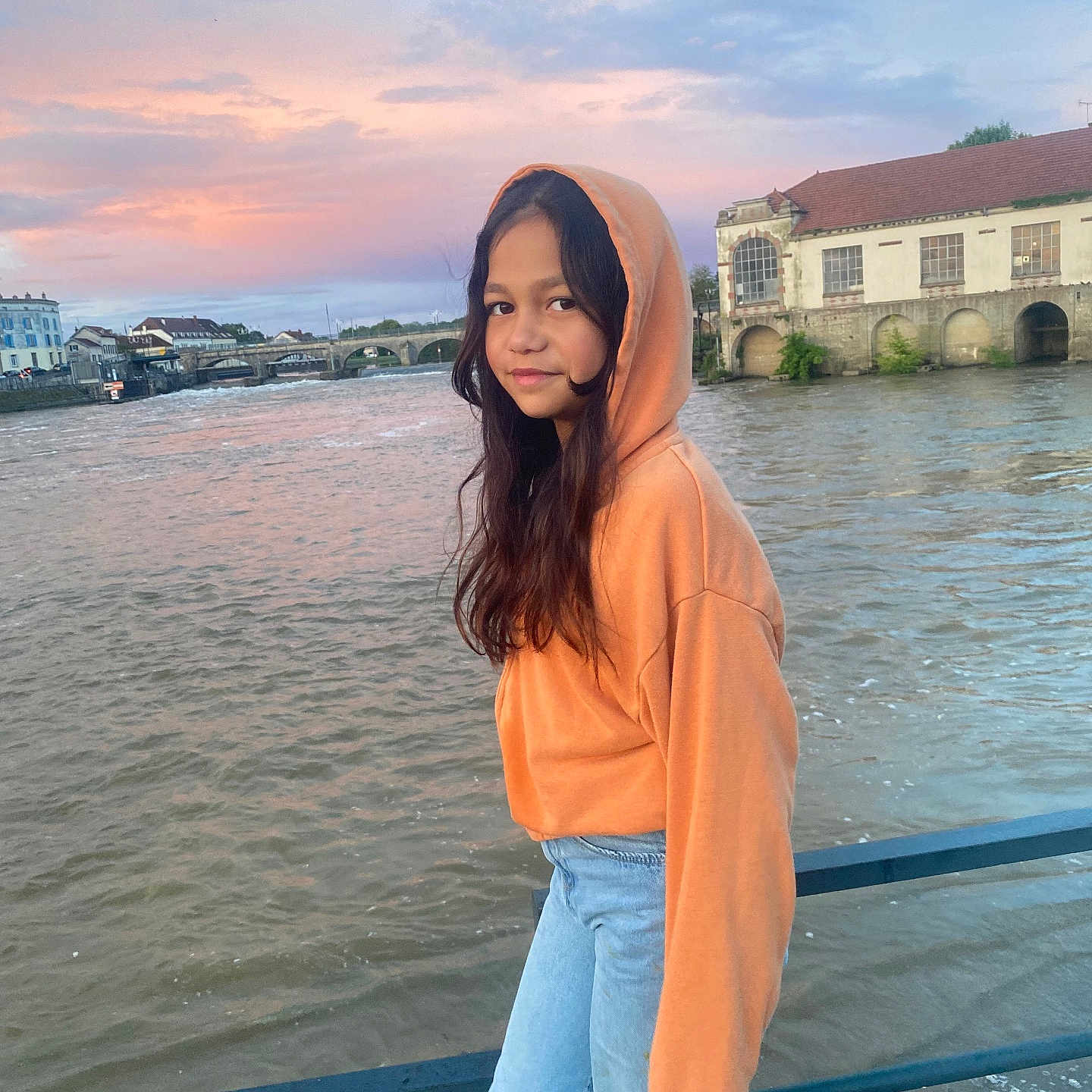 Taina a rejoint le concours — aidez-le/la à gagner de superbes lots ! clothing, face, female, girl, happy, head, jeans, knitwear, outdoors, pants, person, photography, portrait, smile, standing, sweater, sweatshirt, teen, water, waterfront