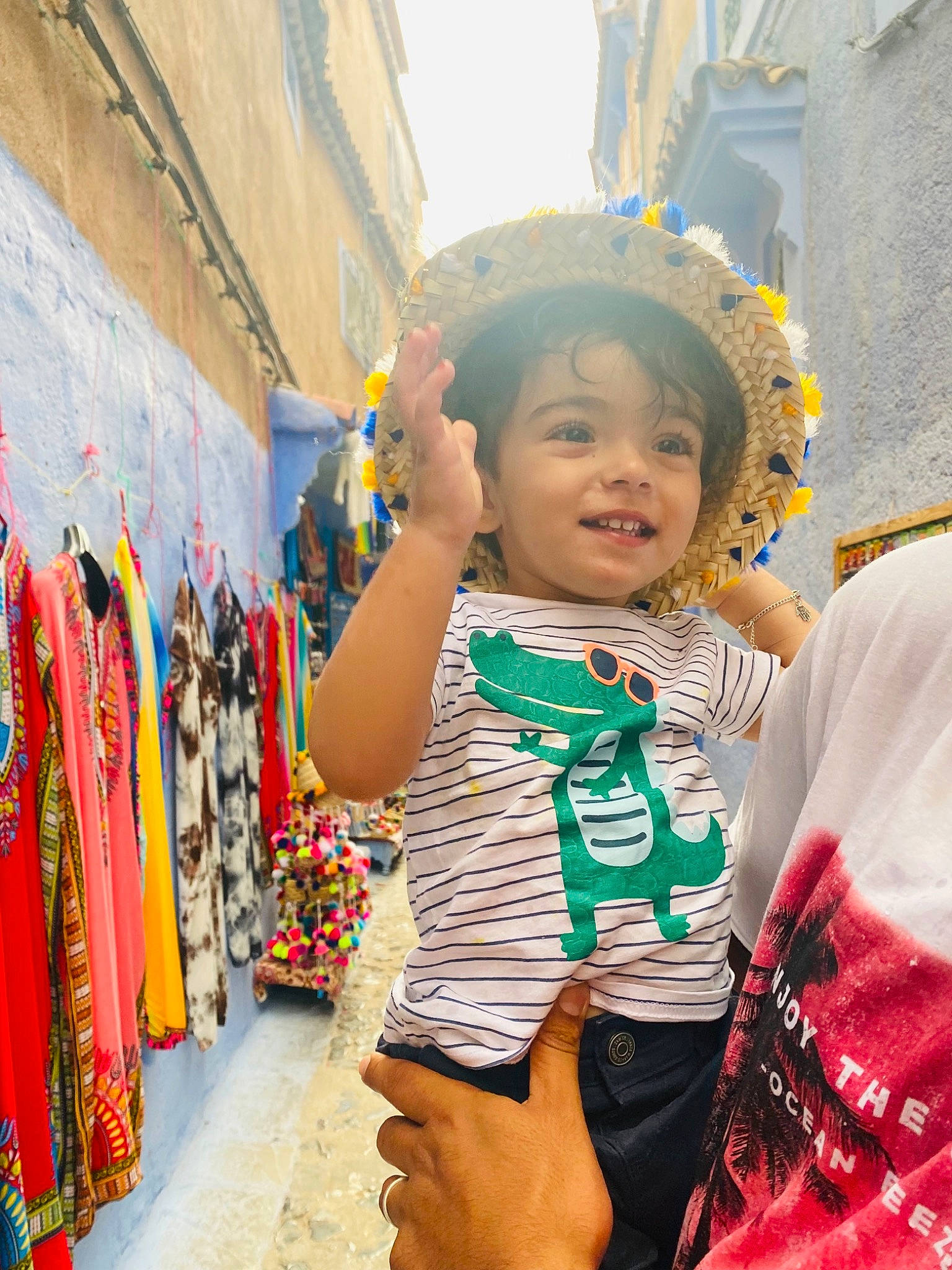 Yanis participe au concours pour gagner de l'argent avec cette photo : city, crowd, event, fun, happy, headgear, human_settlement, infrastructure, leisure, pedestrian, person, retail, road, street, street_fashion, t_shirt, temple, toddler, tourism, tradition