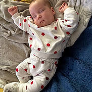 Astrée a rejoint le concours — aidez-le/la à gagner de superbes lots ! baby, bed, blanket, child, clothing, comfort, cozy, cute, indoors, infant, peaceful, portrait, red_apples, relaxation, rest, sleeping, smiling_face, socks, soft_texture, white_outfit