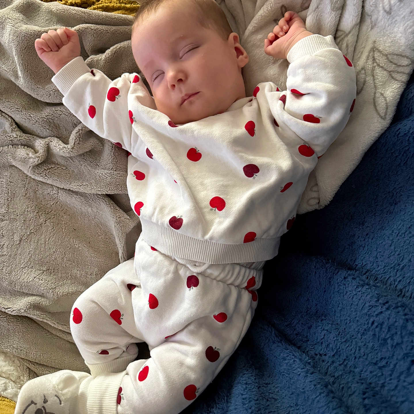 Astrée a rejoint le concours — aidez-le/la à gagner de superbes lots ! baby, bed, blanket, child, clothing, comfort, cozy, cute, indoors, infant, peaceful, portrait, red_apples, relaxation, rest, sleeping, smiling_face, socks, soft_texture, white_outfit