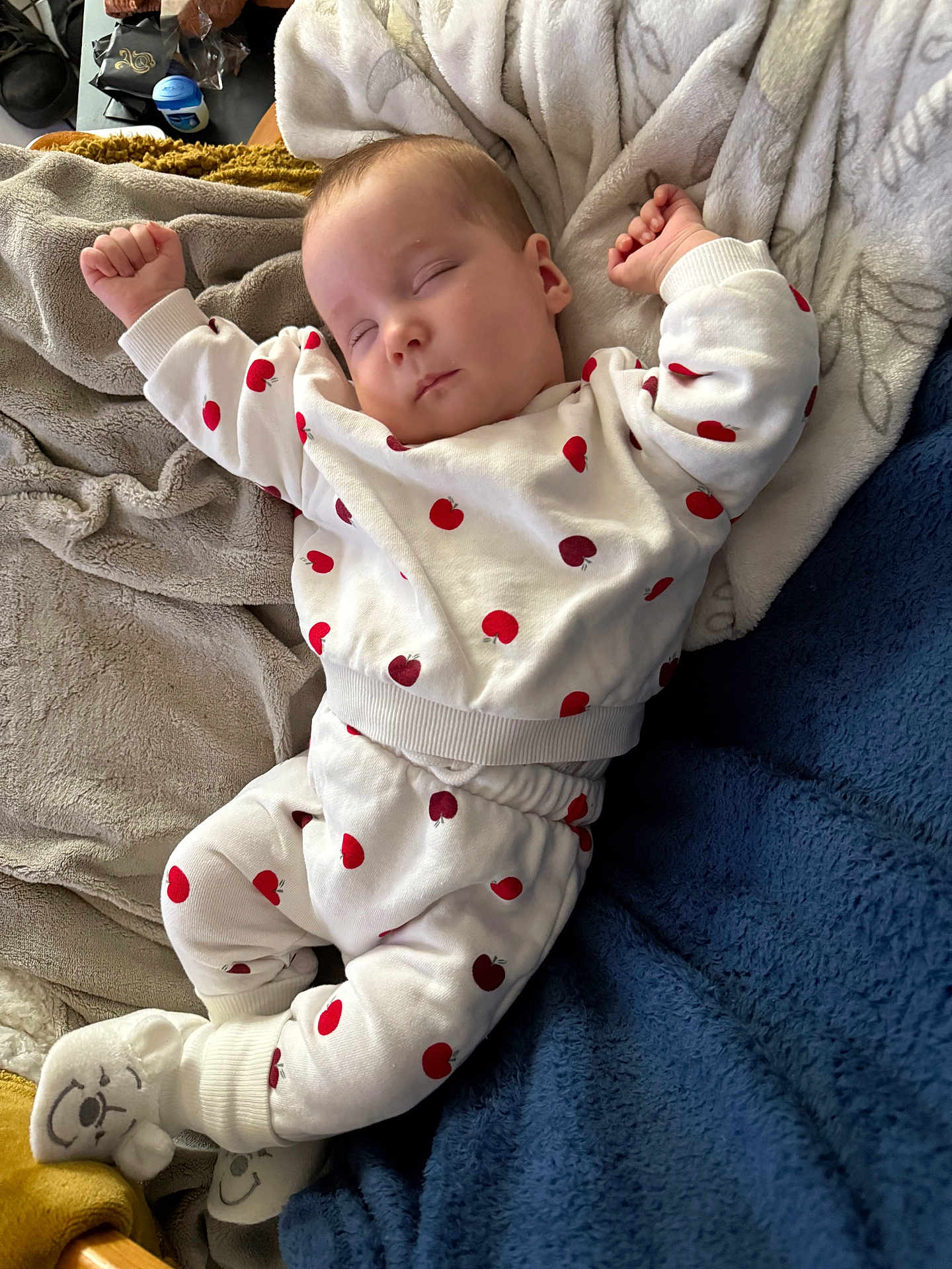 Astrée a rejoint le concours — aidez-le/la à gagner de superbes lots ! baby, bed, blanket, child, clothing, comfort, cozy, cute, indoors, infant, peaceful, portrait, red_apples, relaxation, rest, sleeping, smiling_face, socks, soft_texture, white_outfit