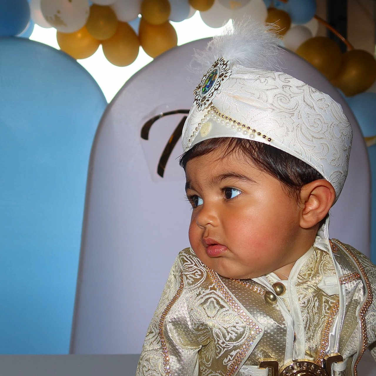 Tao participe au concours pour gagner de l'argent avec cette photo : balloons, celebration, child, costume, curious, cute, decorations, event, face, fashion, feather, festive, hat, indoors, party, person, portrait, toddler, traditional_clothing, young_child
