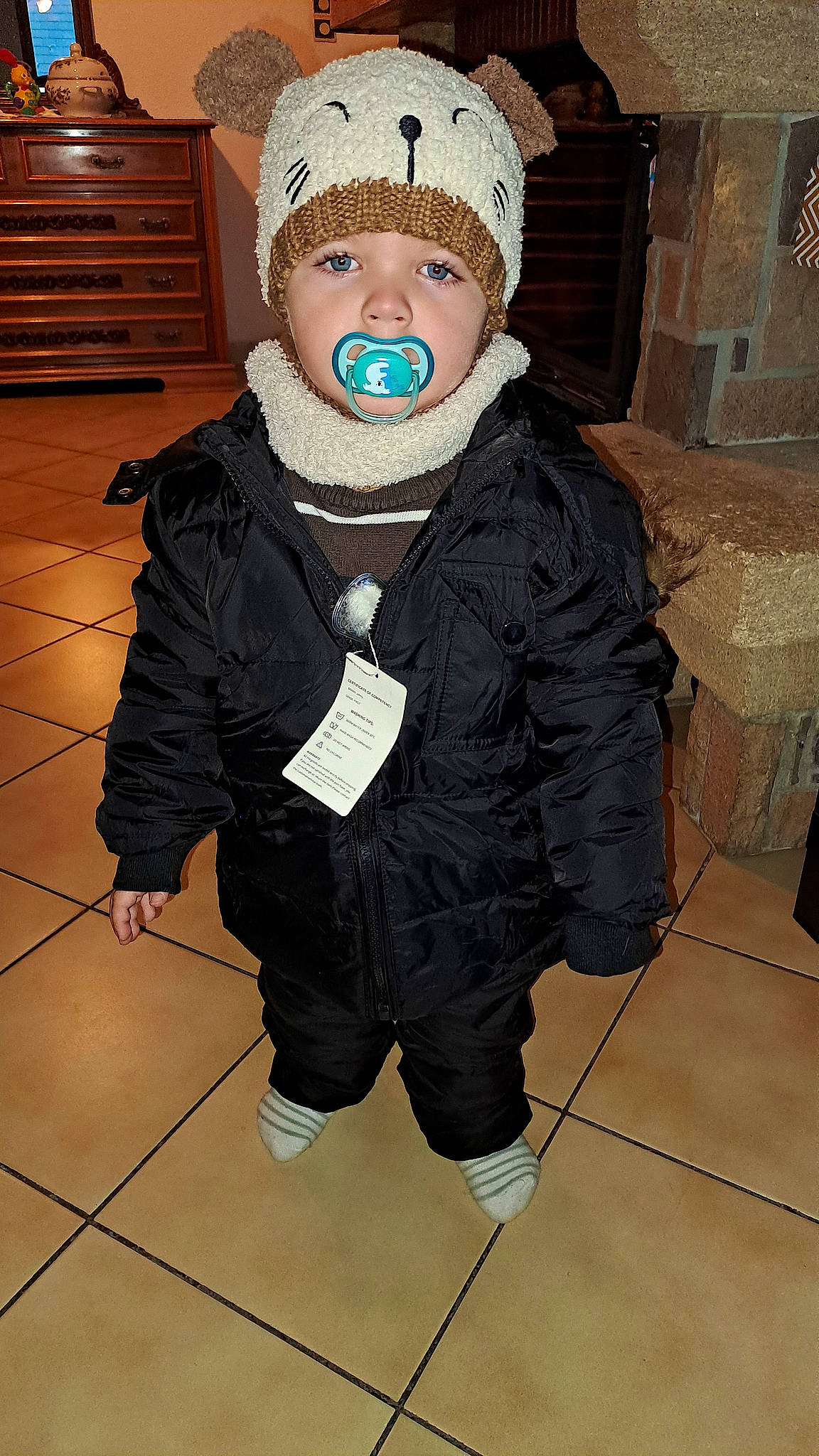 Lenny participe au concours pour gagner de l'argent avec cette photo : baby, baby_toddler_clothing, beanie, cabinetry, cap, child, costume, drawer, electric_blue, eye, face, flooring, fun, fur, glove, head, headwear, human_body, person, personal_protective_equipment