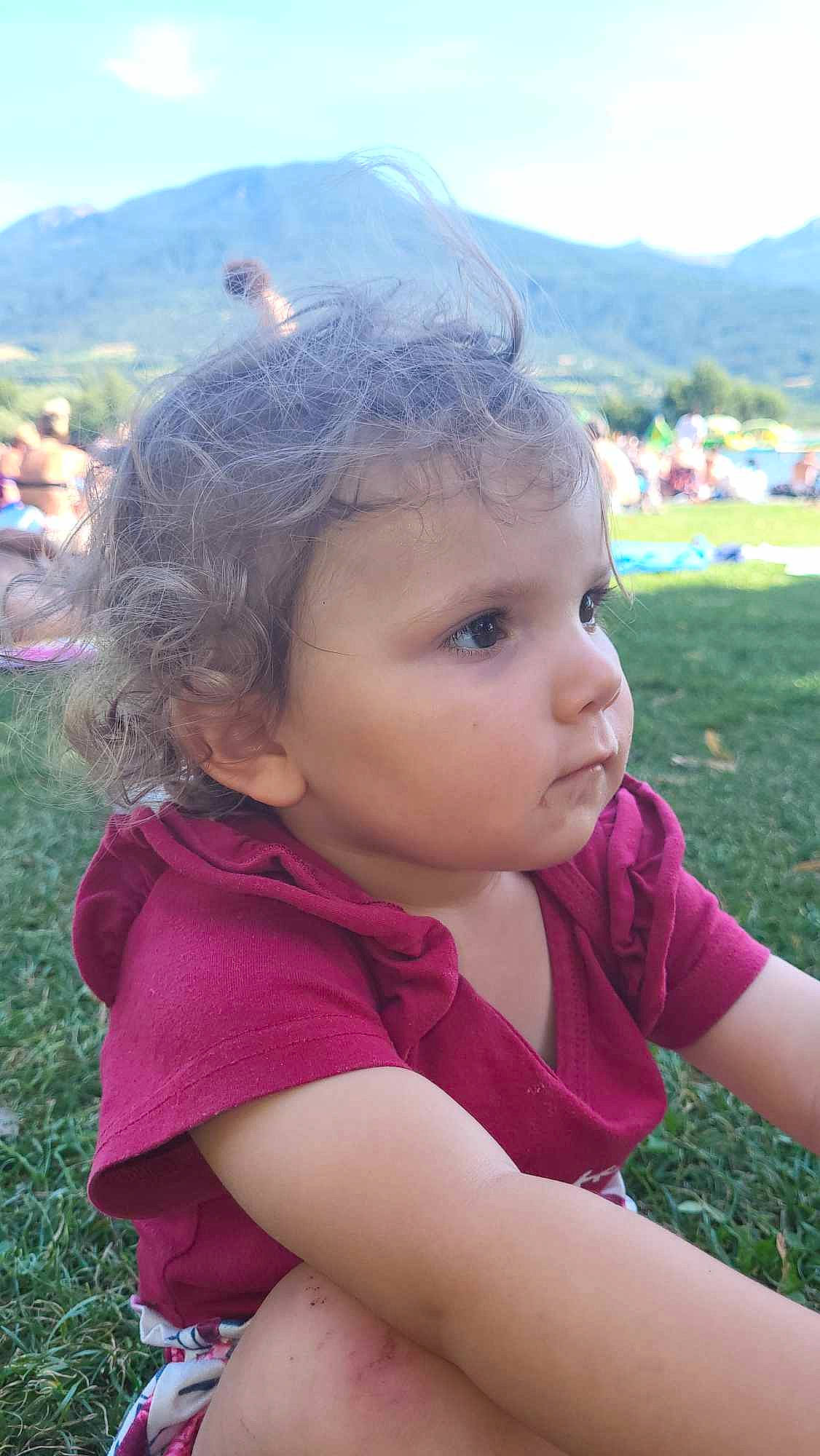 Inaya participe au concours pour gagner de l'argent avec cette photo : baby, black_hair, child, chin, fun, grass, grass_family, grassland, happy, leisure, lip, magenta, people_in_nature, person, pink, plant, recreation, skin, sky, toddler