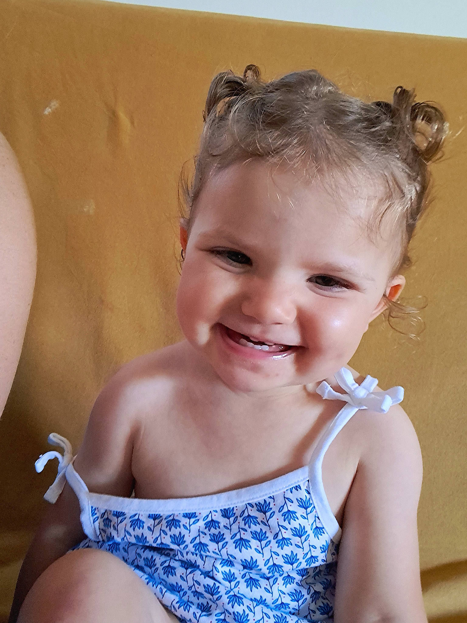 Inaya participe au concours pour gagner de l'argent avec cette photo : blond, brown_hair, chest, child, electric_blue, eye, flash_photography, fun, hairstyle, happy, iris, joint, joy, long_hair, neck, person, shoulder, skin, smile, summer