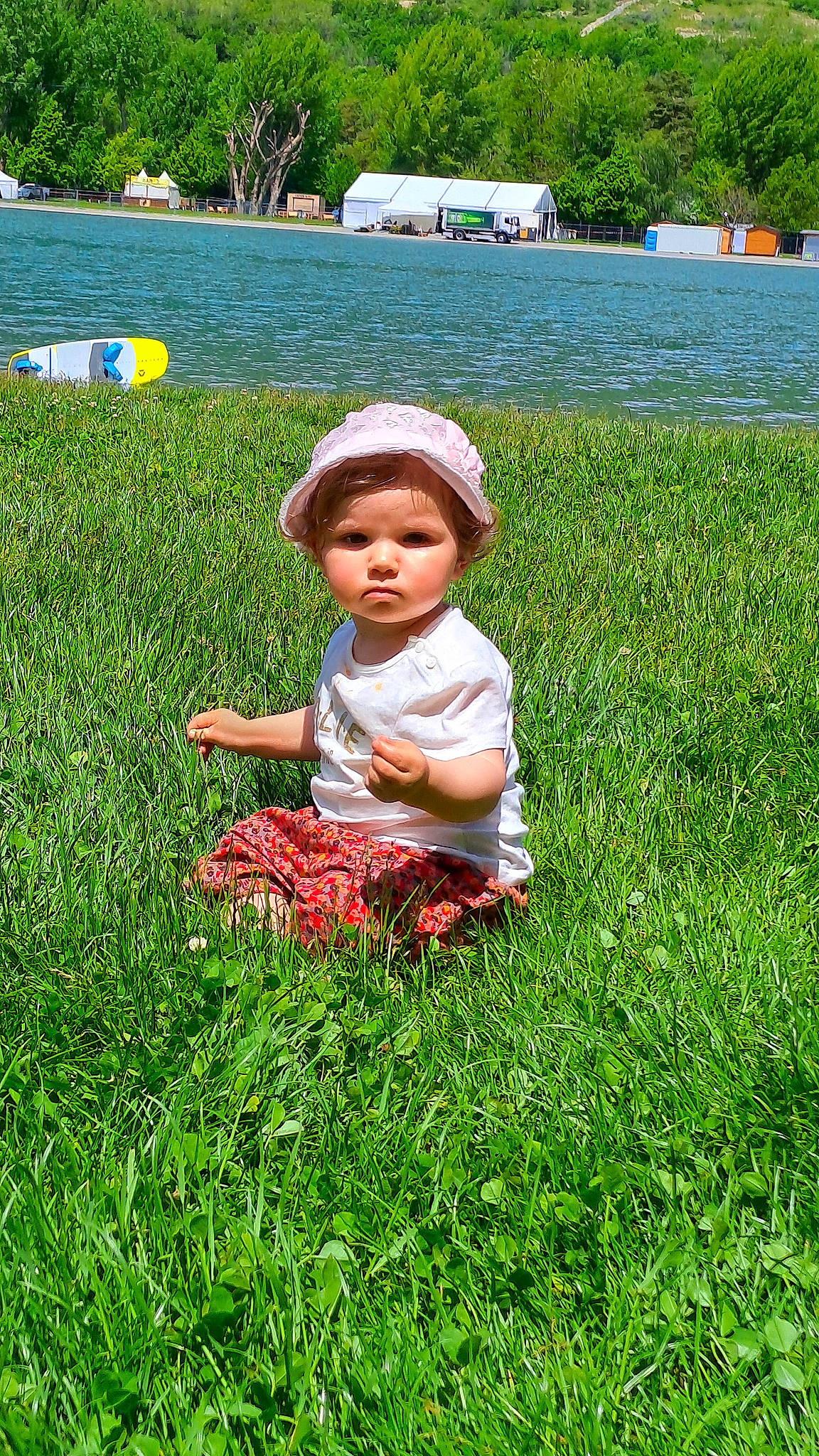 Inaya a rejoint le concours — aidez-le/la à gagner de superbes lots ! baby, baby_toddler_clothing, botany, grass, grass_family, grassland, green, groundcover, happy, headwear, landscape, lawn, leisure, meadow, people_in_nature, person, plant, recreation, summer, toddler