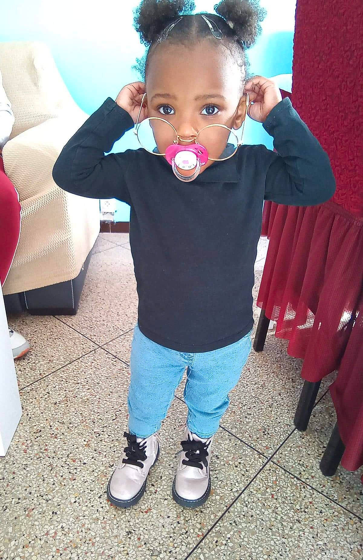 Malika participe au concours pour gagner de l'argent avec cette photo : baby_toddler_clothing, balloon, blue, child, face, flooring, fun, gesture, hair, hairstyle, happy, head, jeans, leisure, neck, person, pink, shoulder, sleeve, toddler