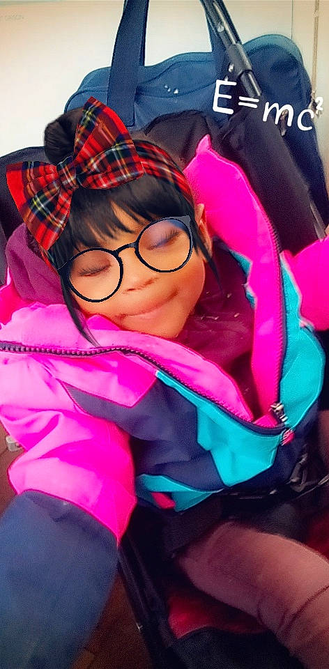 Malika participe au concours pour gagner de l'argent avec cette photo : bangs, baseball_cap, black_hair, cap, electric_blue, eyewear, fictional_character, glasses, happy, hat, magenta, person, personal_protective_equipment, pink, purple, red, sleeve, smile, textile, violet