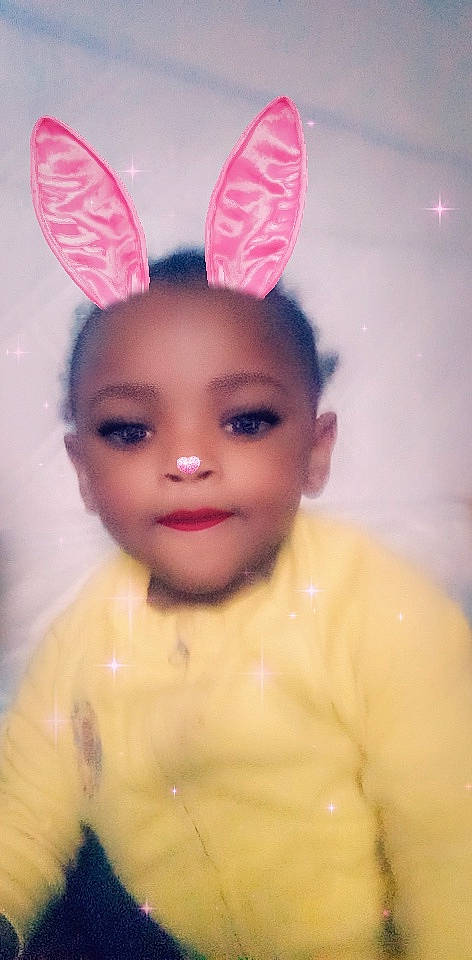 Malika participe au concours pour gagner de l'argent avec cette photo : arm, cheek, chin, ear, eye, eyebrow, eyelash, face, facial_expression, forehead, hair, hairstyle, hand, head, lip, neck, nose, organ, person, skin