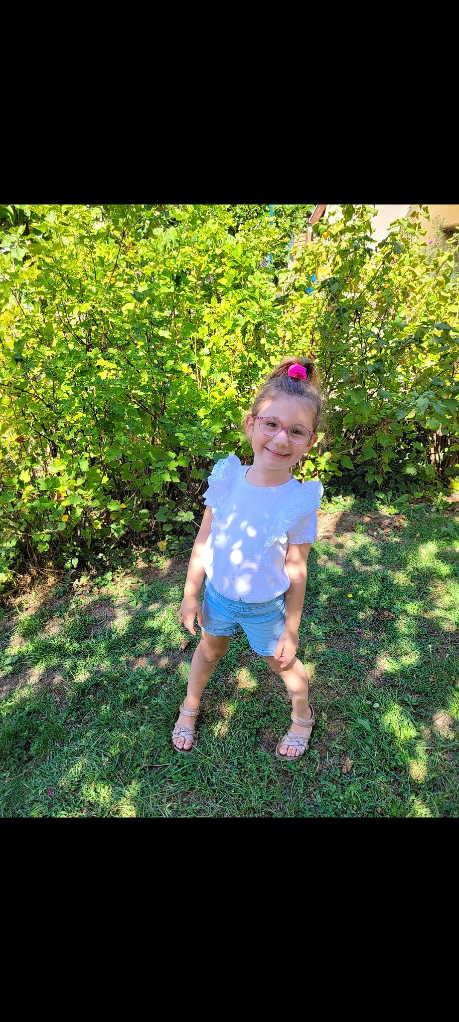 Nina a rejoint le concours — aidez-le/la à gagner de superbes lots ! baby_toddler_clothing, electric_blue, fun, garden, grass, grassland, happy, joy, lawn, leisure, magenta, meadow, people_in_nature, person, plant, recreation, shorts, shrub, smile, t_shirt