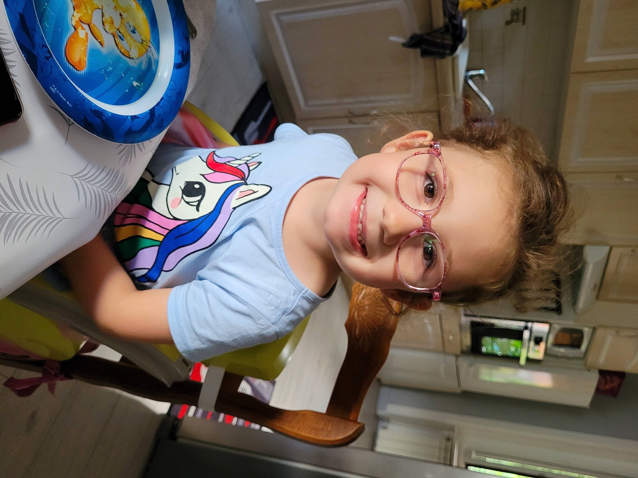 Nina participe au concours pour gagner de l'argent avec cette photo : baby, chair, chest, child, door, elbow, electric_blue, face, fun, joy, logo, person, personal_protective_equipment, room, service, shorts, smile, sports_equipment, sports_gear, t_shirt