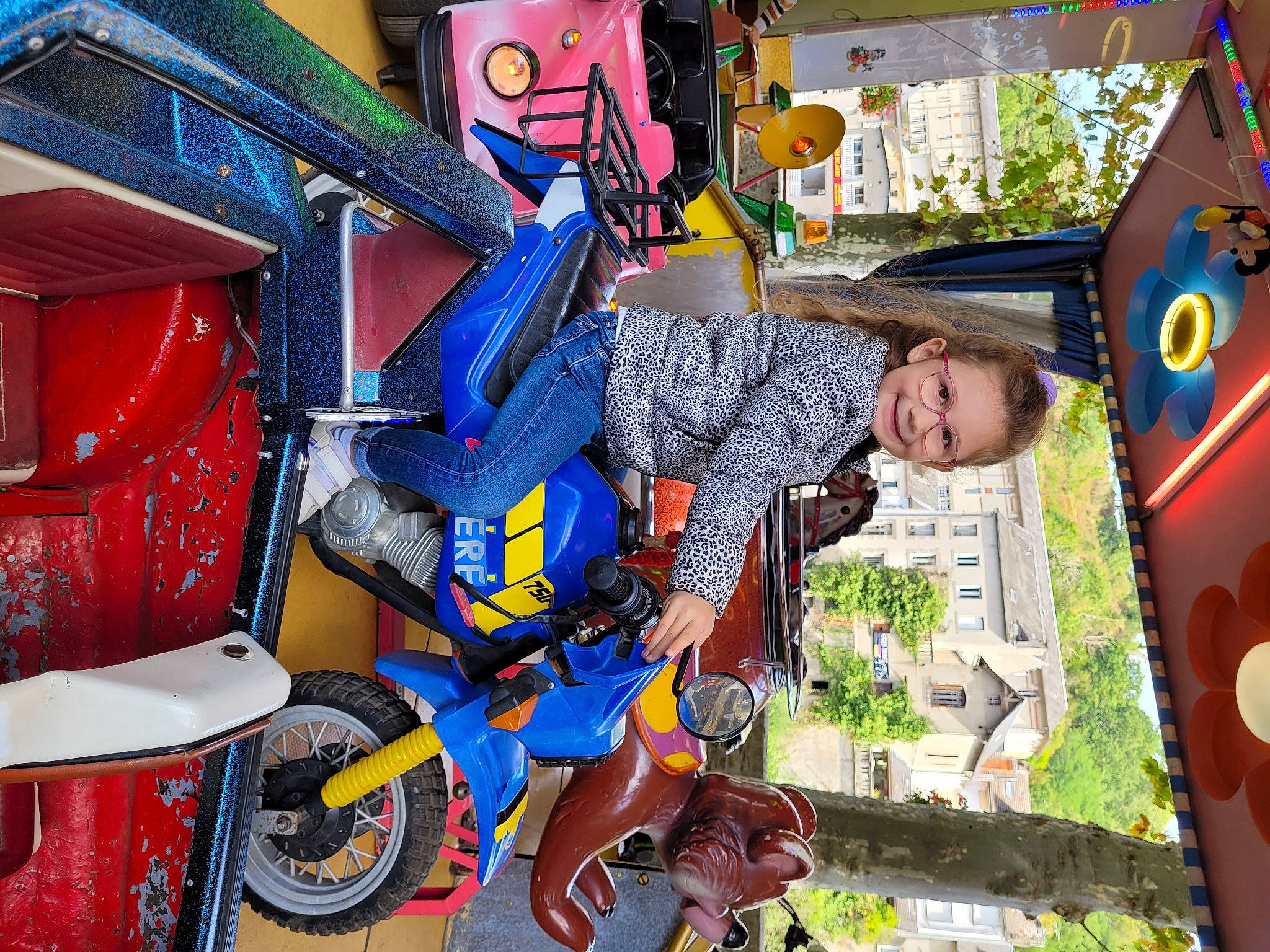 Nina participe au concours pour gagner de l'argent avec cette photo : art, automotive_wheel_system, child, city, electric_blue, fictional_character, fun, happy, joy, kindergarten, leisure, mode_of_transport, motor_vehicle, person, recreation, tire, toddler, transport, travel, tree