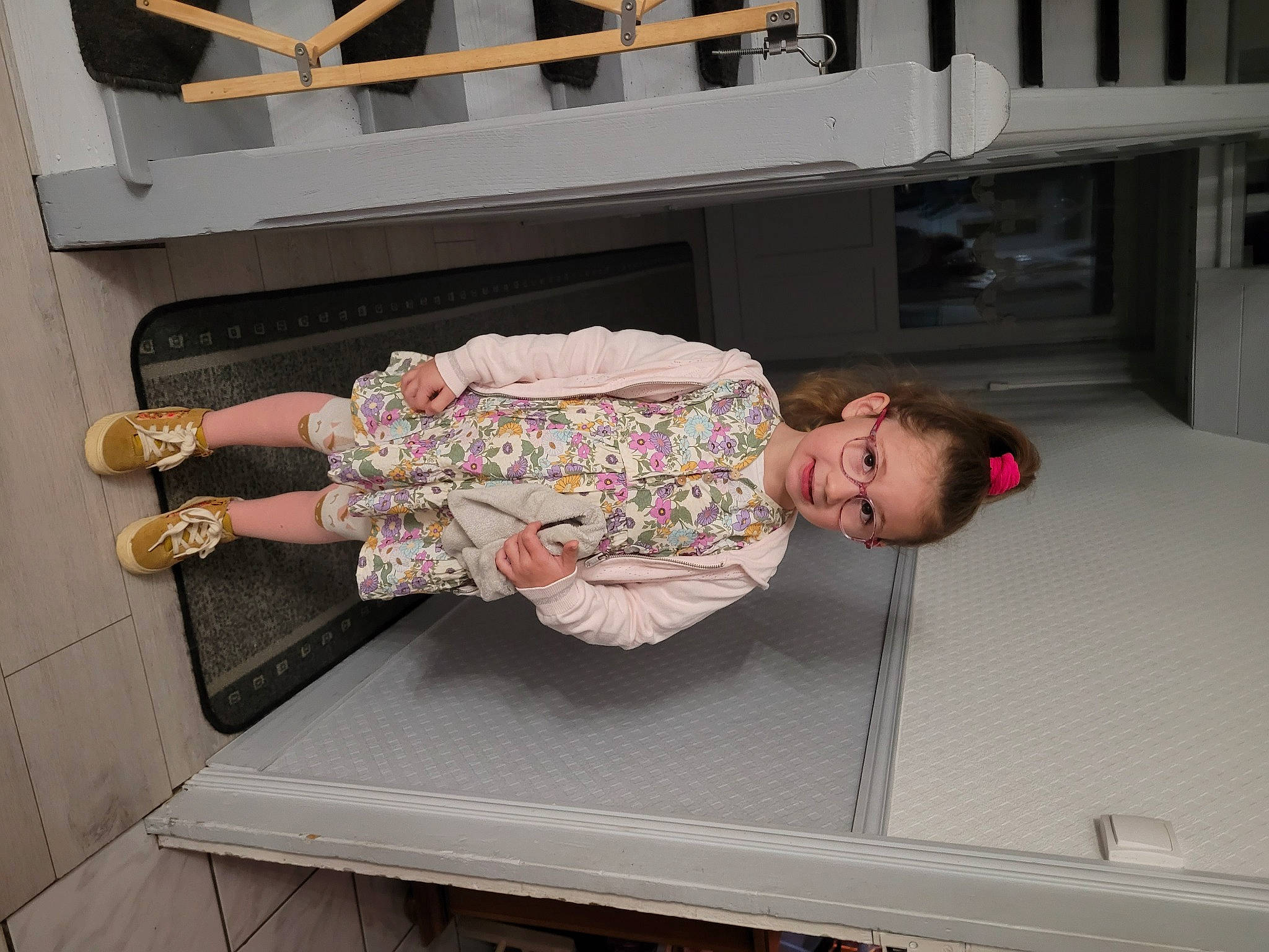 Nina participe au concours pour gagner de l'argent avec cette photo : baby_toddler_clothing, child, comfort, flooring, fun, human_leg, knee, pattern, person, room, thigh, toddler, wood, wrist