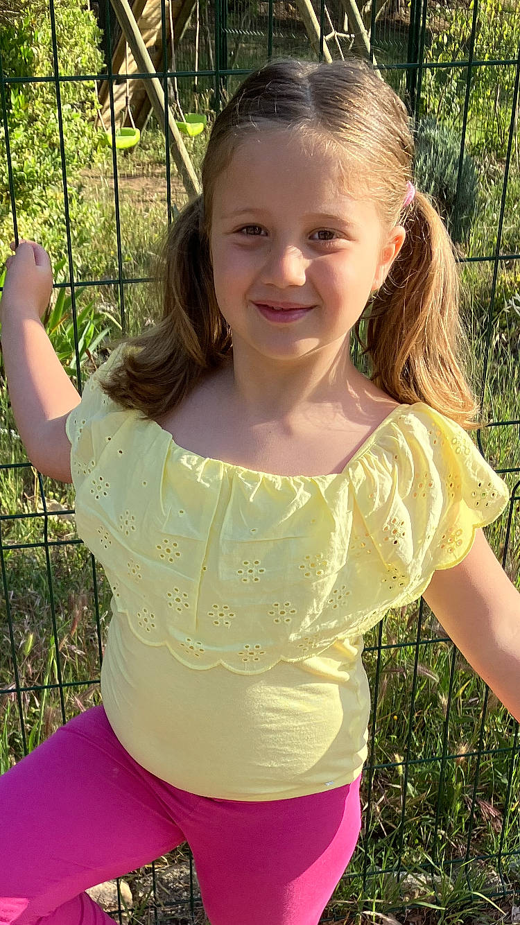 Ambre participe au concours pour gagner de l'argent avec cette photo : chest, child, facial_expression, grass, hairstyle, happy, joint, joy, long_hair, neck, people_in_nature, person, pink, plant, shoulder, sleeve, sleeveless_shirt, smile, summer, t_shirt