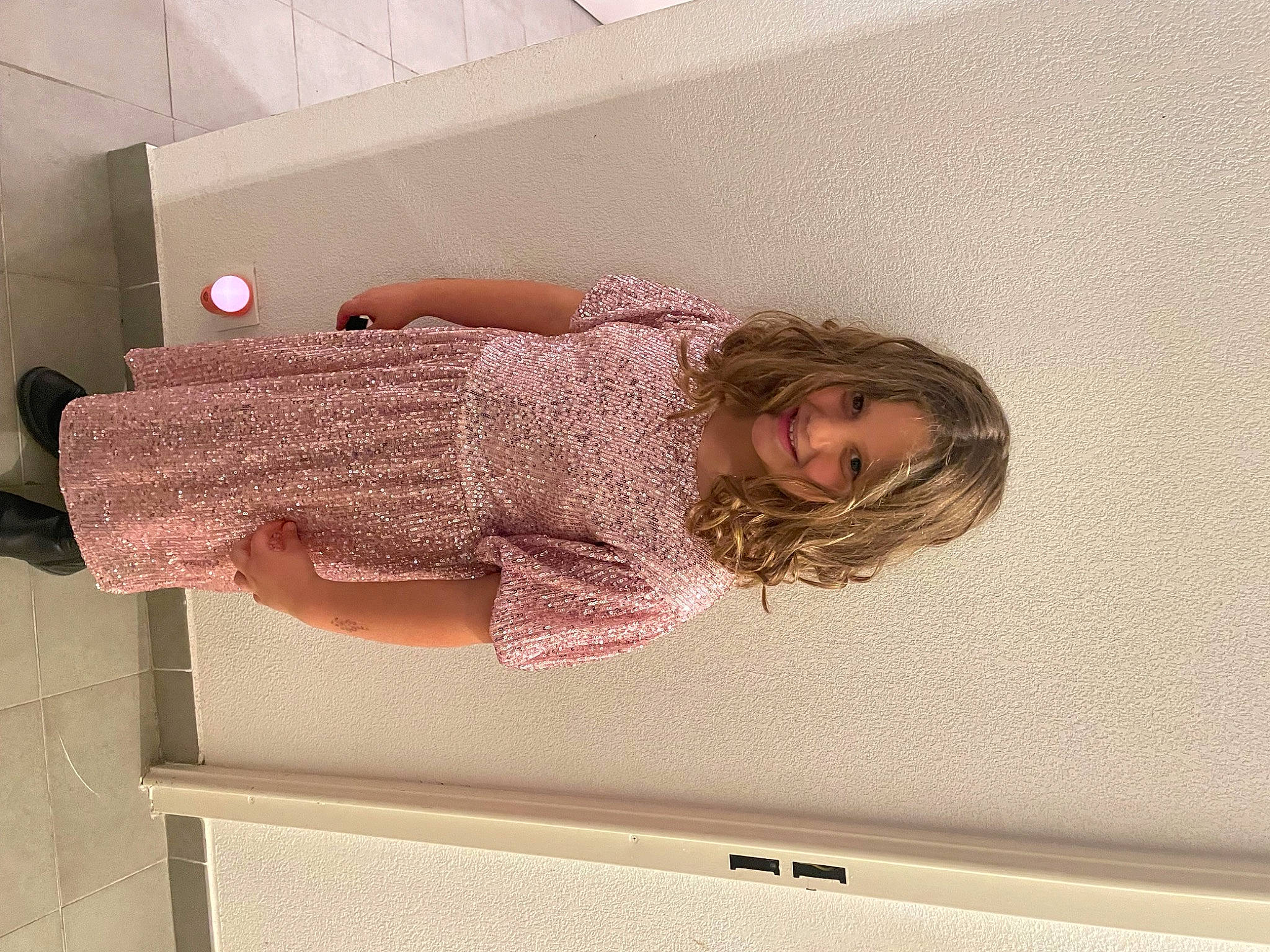 Ambre participe au concours pour gagner de l'argent avec cette photo : ceiling, comfort, flooring, human_leg, joy, linens, magenta, pattern, person, room, sleeve, thigh, waist, wood, wool, woolen