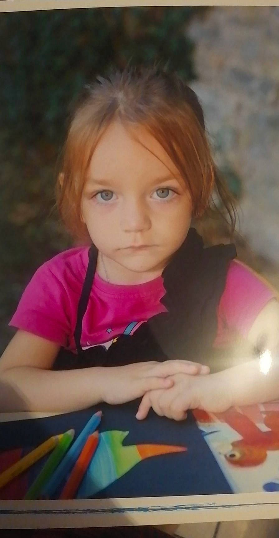 Kacie participe au concours pour gagner de l'argent avec cette photo : art, beauty, child, child_art, eyelash, fun, grass, happy, iris, leisure, lip, person, play, recreation, sitting, t_shirt, table, toddler, writing, writing_implement