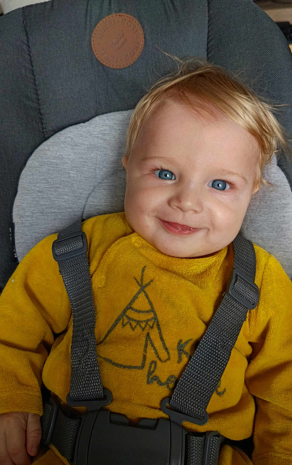 Jules a rejoint le concours — aidez-le/la à gagner de superbes lots ! baby, child, blue_eyes, smile, yellow_sweater, car_seat, straps, blond_hair, face, portrait, cute, happy, infant, toddler, clothing, seatbelt, closeup, indoor, person, expression